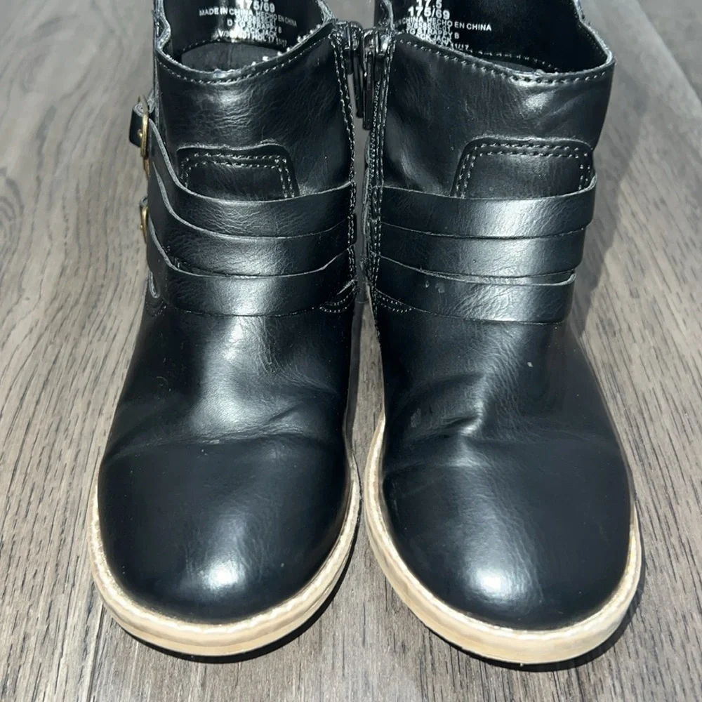 Old Navy zippered girls booties with gold hardware buckles